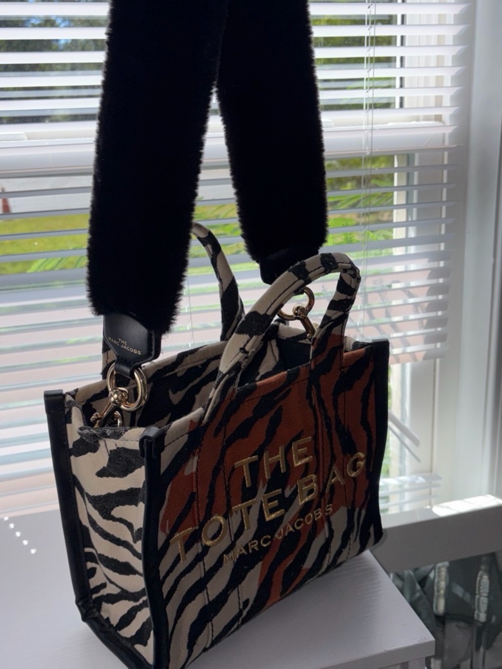 Marc Jacobs The Tote Bag in Black and Brown Tiger-Print with Gold Logo - Picture 5 of 5